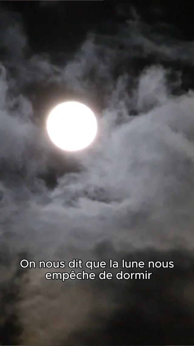 😴 Pleine Lune = nuit agitée ? 🌕

À l’occasion de la Journée du sommeil, la science s’est penchée sur la question.
Résultat : certaines études montrent qu’autour de la pleine Lune, on peut s’endormir un peu plus tard et dormir légèrement moins longtemps. 🌙
Mais l’effet reste très faible et aujourd’hui, nos écrans perturbent souvent bien plus notre sommeil que la Lune.

Alors ce soir : on pose le téléphone… et bonne nuit ! 💤