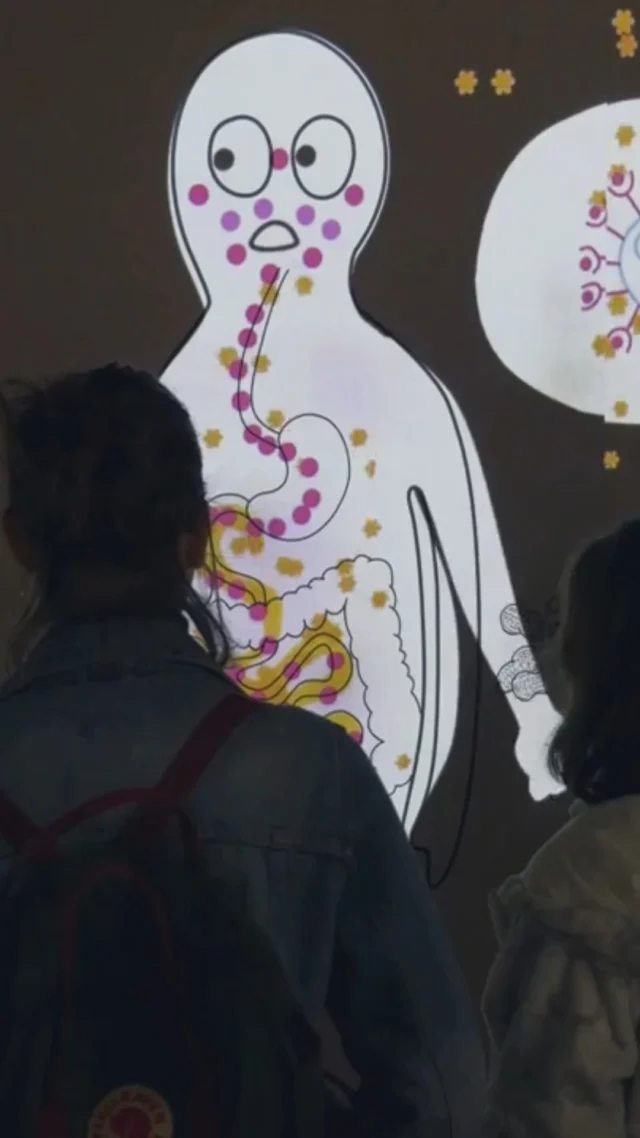 NOUVELLE EXPOSITION 💩 Cap Sciences vous embarque dans Crotte ! Que fait le microbiote ? une exposition familiale immersive, drôle et surprenante au cœur du microbiote. Cet écosystème invisible qui vit en vous, travaille pour vous, et n’a pas fini de vous étonner !

Franchissez une bouche géante, traversez l’estomac, explorez les intestins et les coulisses de la digestion en passant par le fameux « Cacabinet ». À chaque étape, se dévoile des manipulations, jeux et tout un tas d’expériences plus drôles les unes que les autres. Une aventure interactive, à partager en famille pour découvrir les sciences autrement. 🦠

👉 Accessible dès 7 ans et à découvrir dès le 3 octobre 2026 à Cap Sciences jusqu'au 29 août 2027.
🎟️ La billeterie est ouverte !

Une exposition conçue et réalisée par  la @citedessciences
Inspirée du best-seller « Le Charme discret de l’intestin » de Giulia et Jill Enders, paru en 2015.